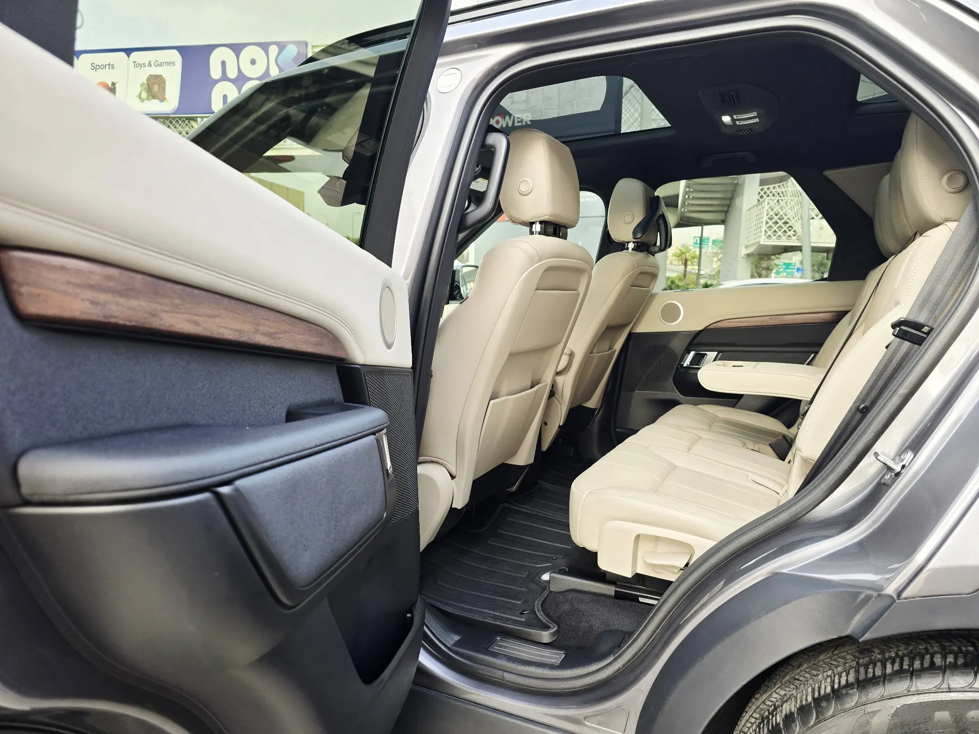 2018 Land Rover Discovery photo 5