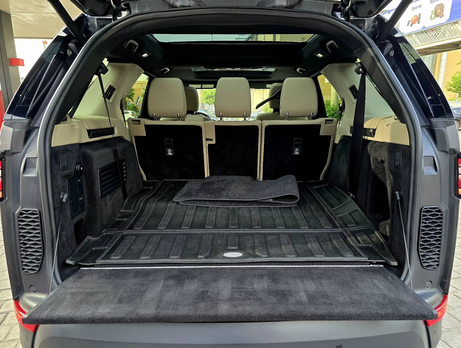 2018 Land Rover Discovery photo 11