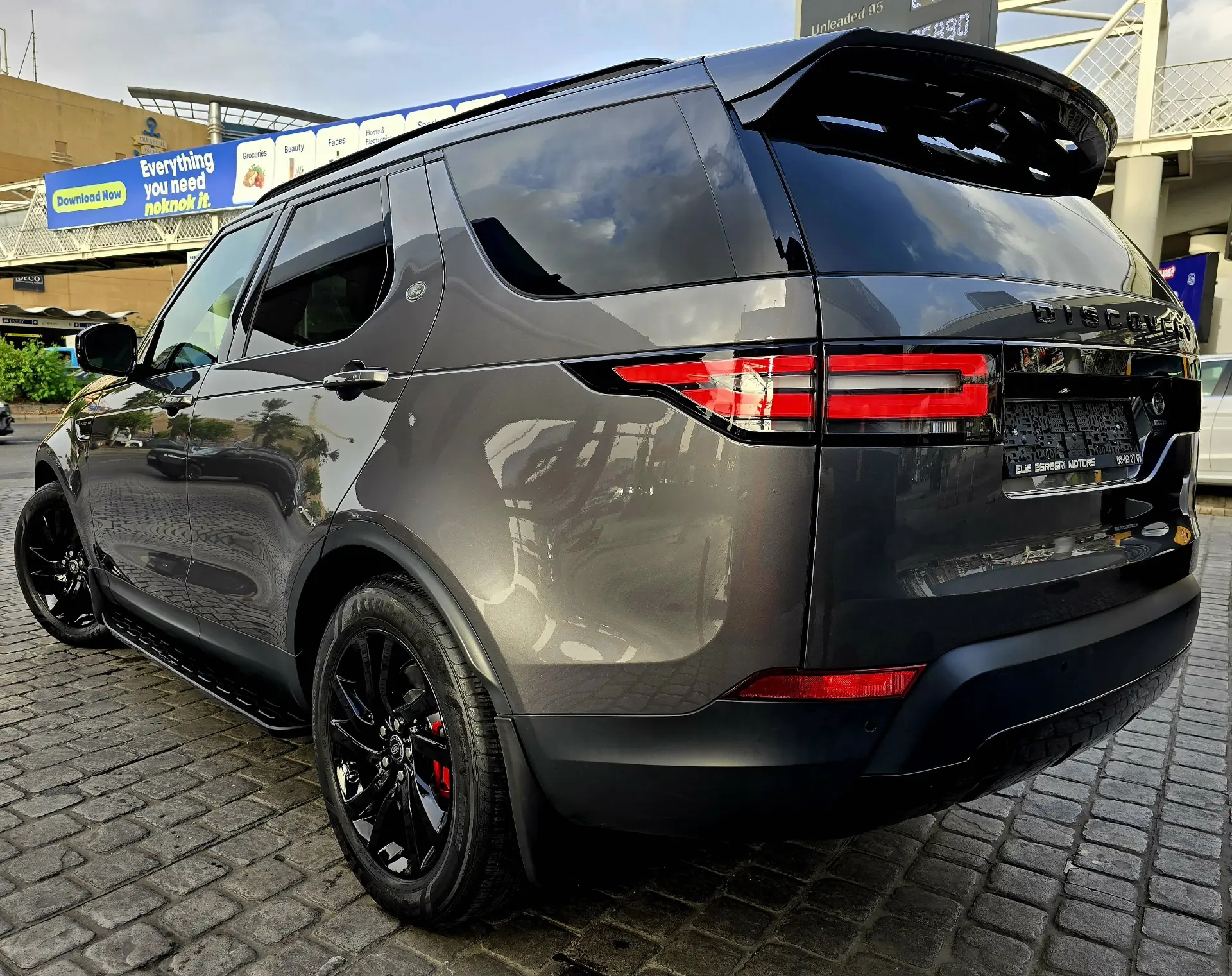 2018 Land Rover Discovery photo 12