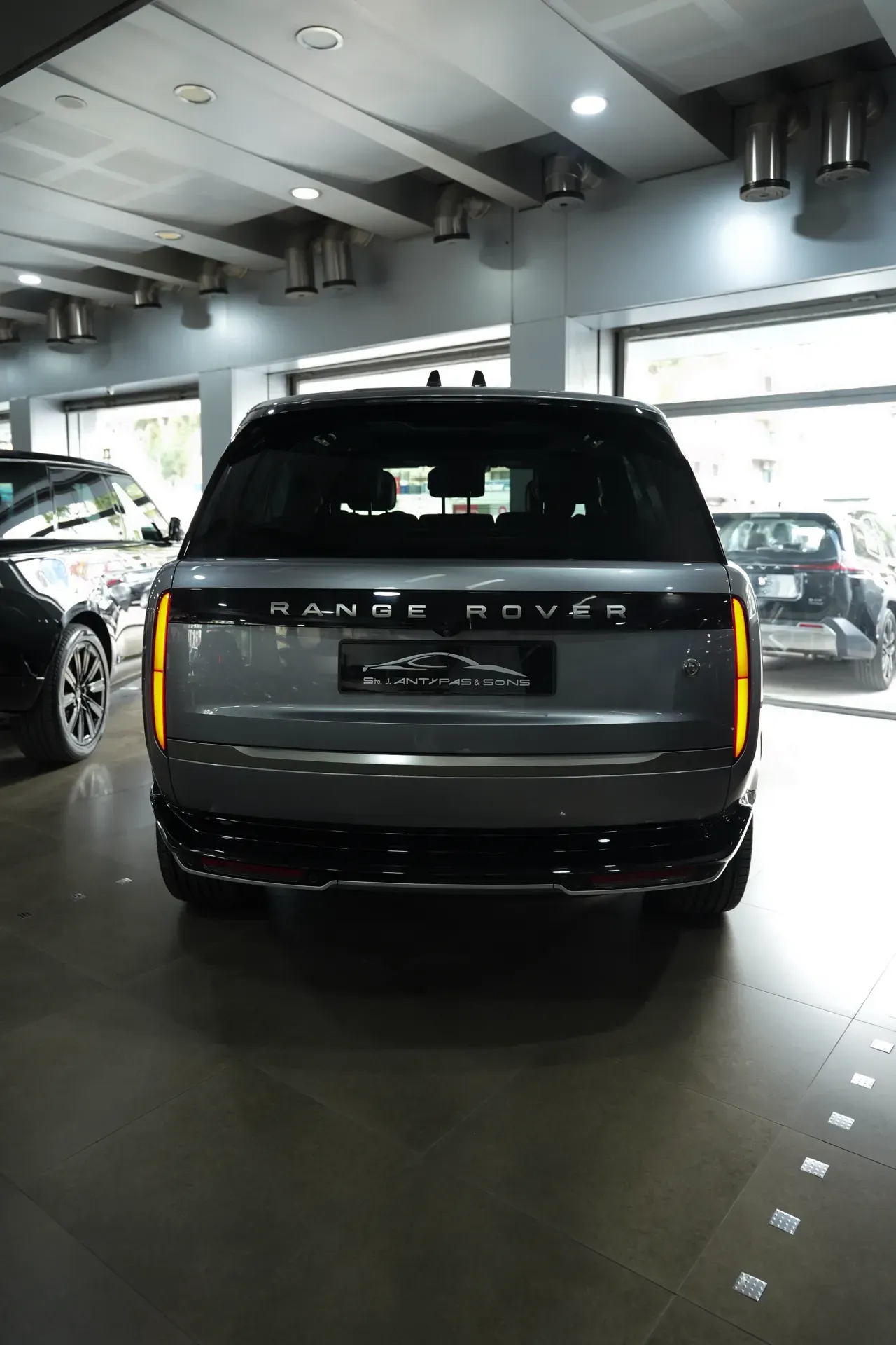 2025 Land Rover Range Rover Vogue photo 3