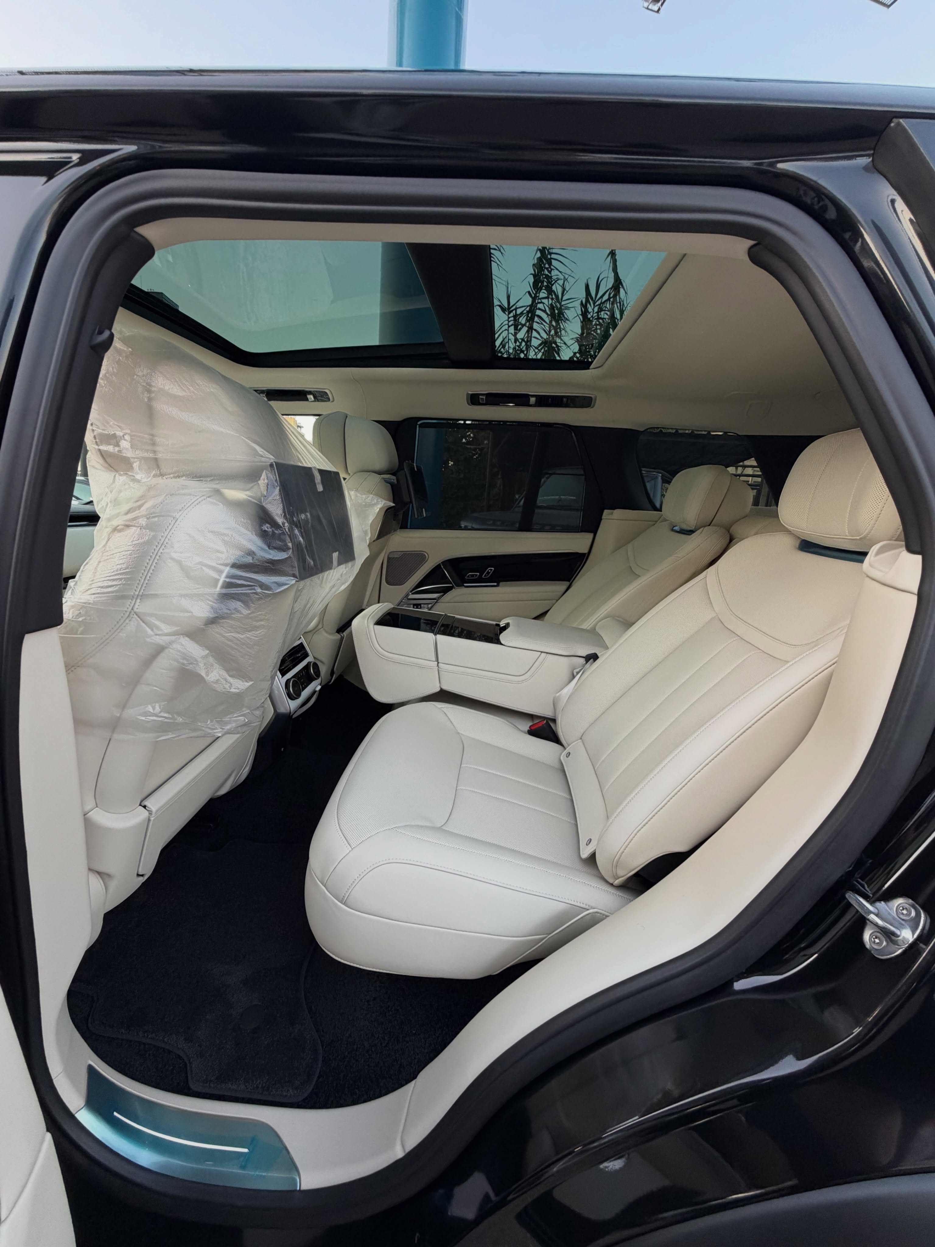 2026 Land Rover Range Rover Vogue photo 3