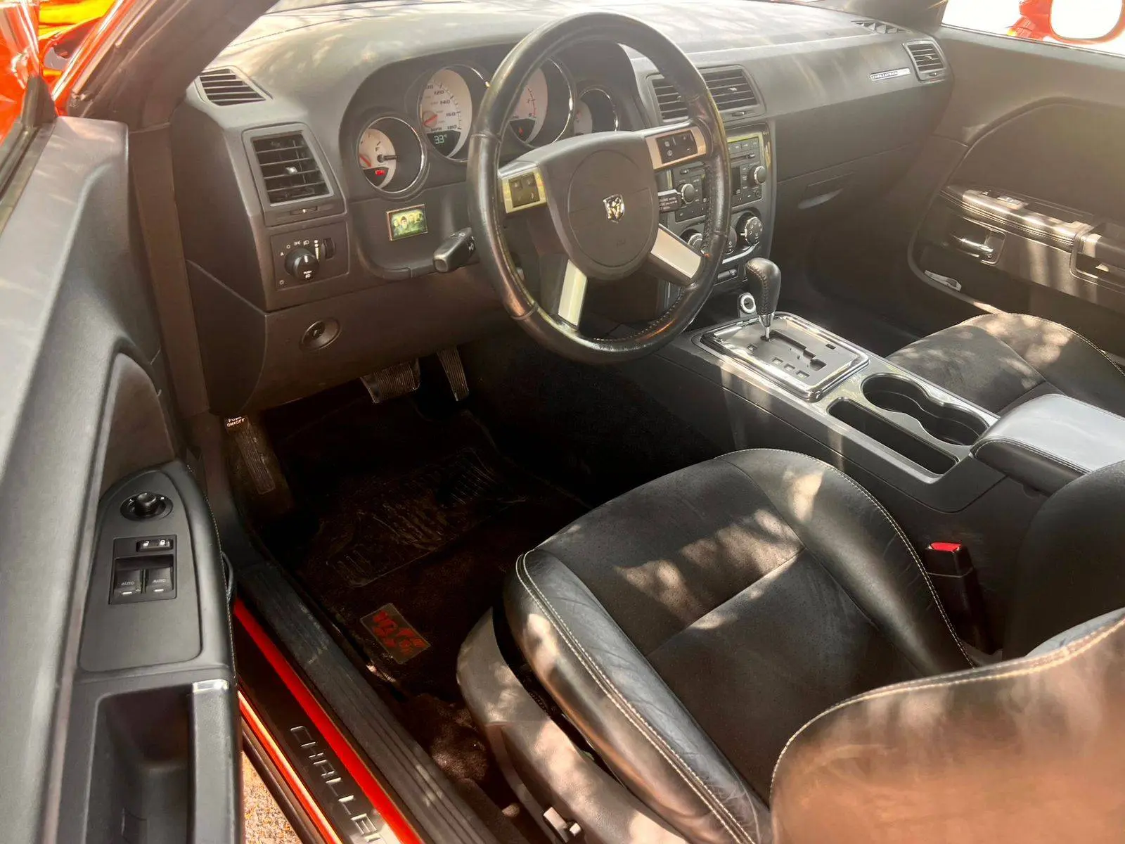 2008 Dodge Challenger photo 6