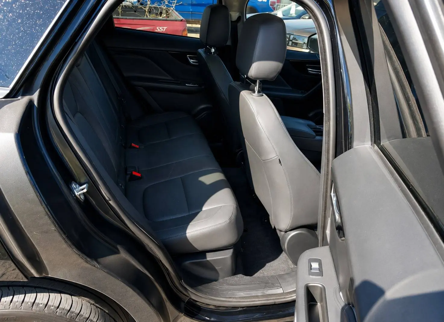 2019 Jaguar F-PACE photo 7