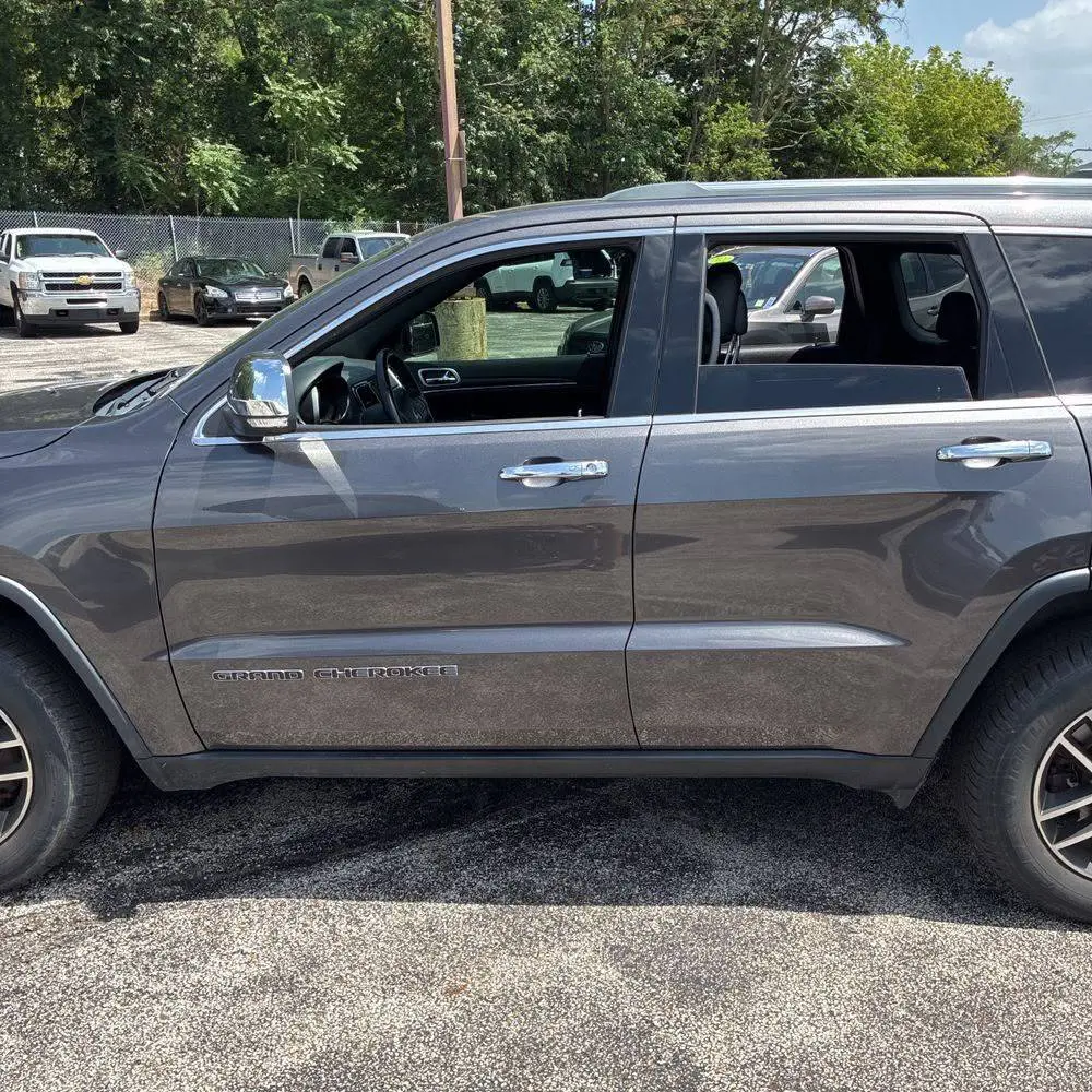2019 Jeep Grand Cherokee photo 2