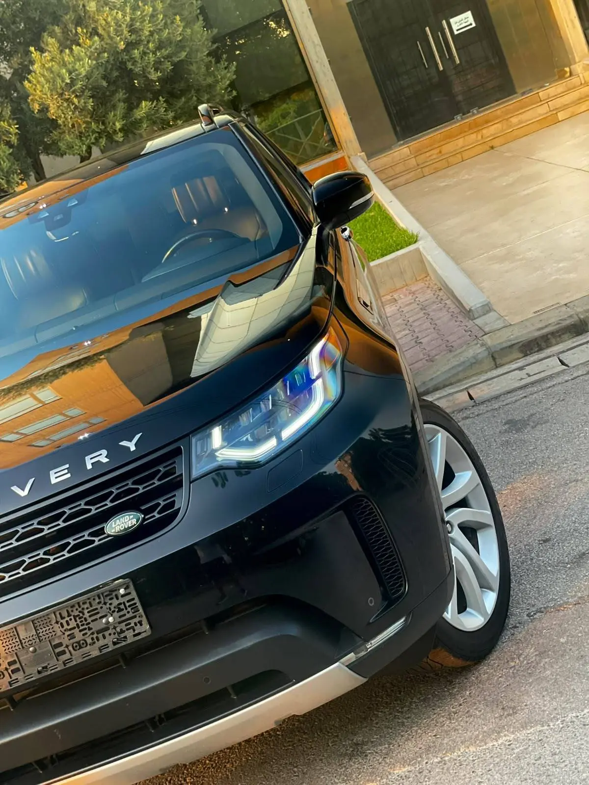 2017 Land Rover Discovery photo 2