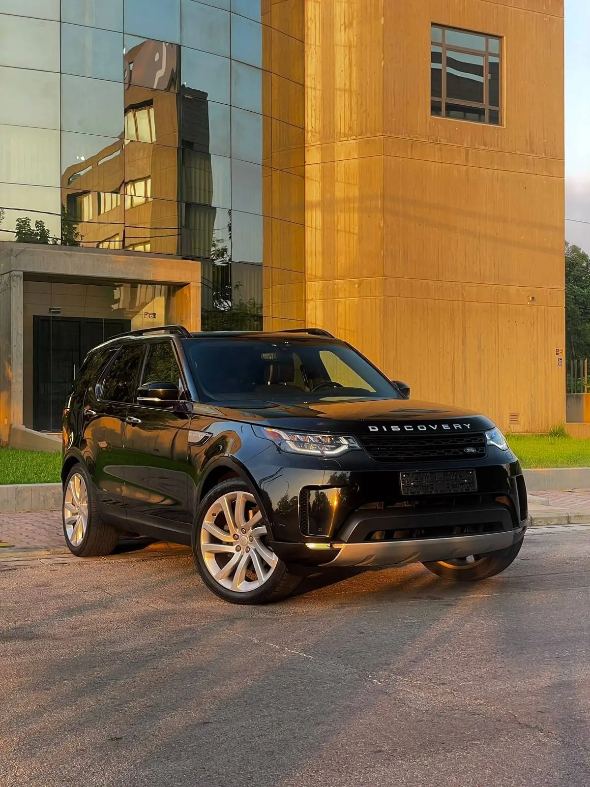 2017 Land Rover Discovery photo 3