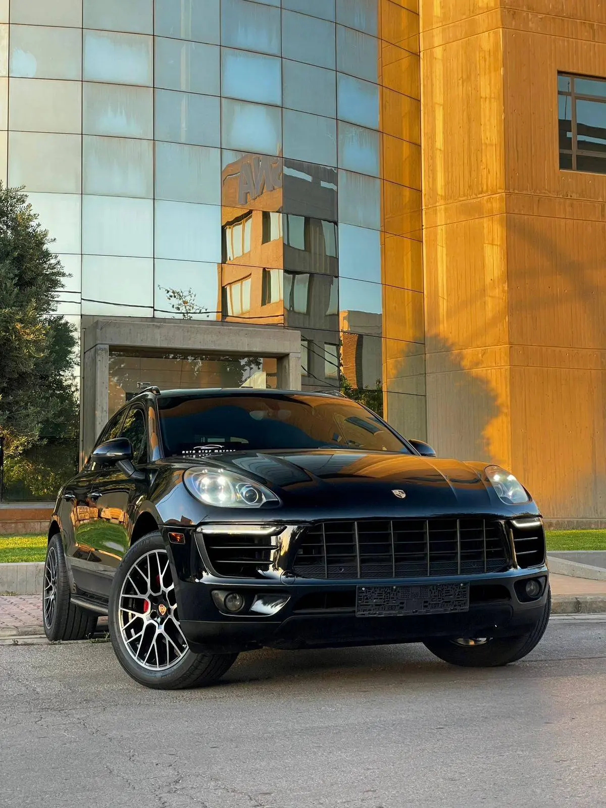 2015 Porsche Macan photo 3
