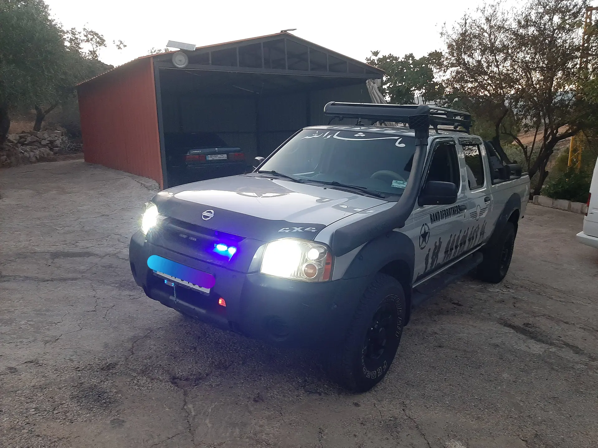 2003 Nissan Frontier Crew Cab photo 2