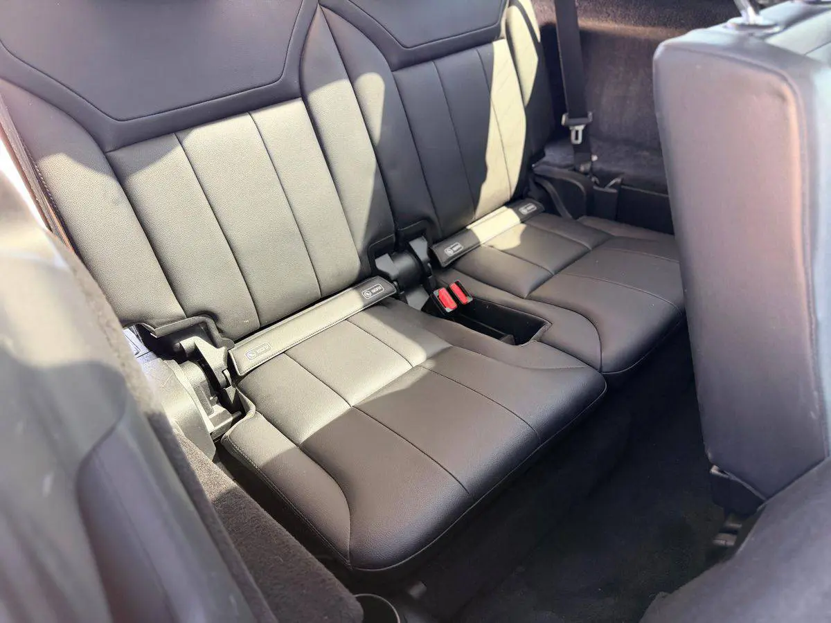 2018 Land Rover Discovery photo 10