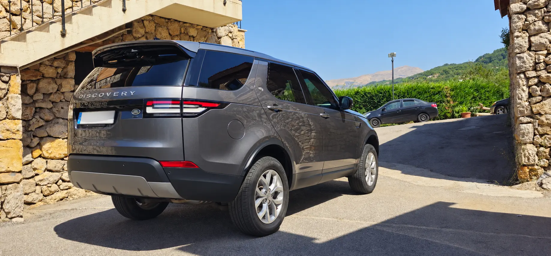 2018 Land Rover Discovery photo 2